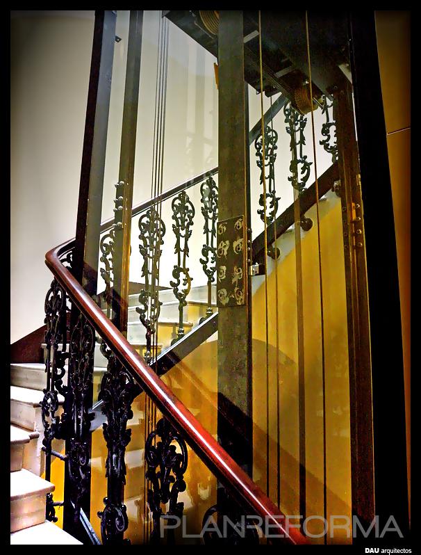 Escalera Estilo clasico Color amarillo, beige, negro  diseñado por DAU arquitectos | Arquitecto 