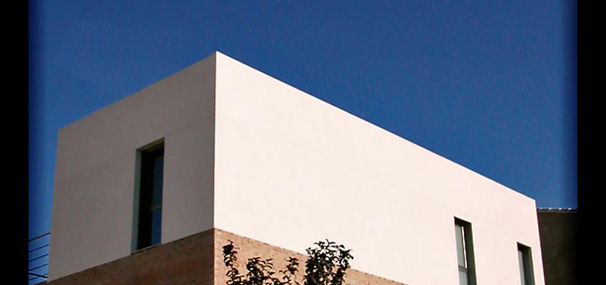 Exterior Estilo contemporaneo Color marron, blanco  diseñado por DAU arquitectos | Arquitecto 
