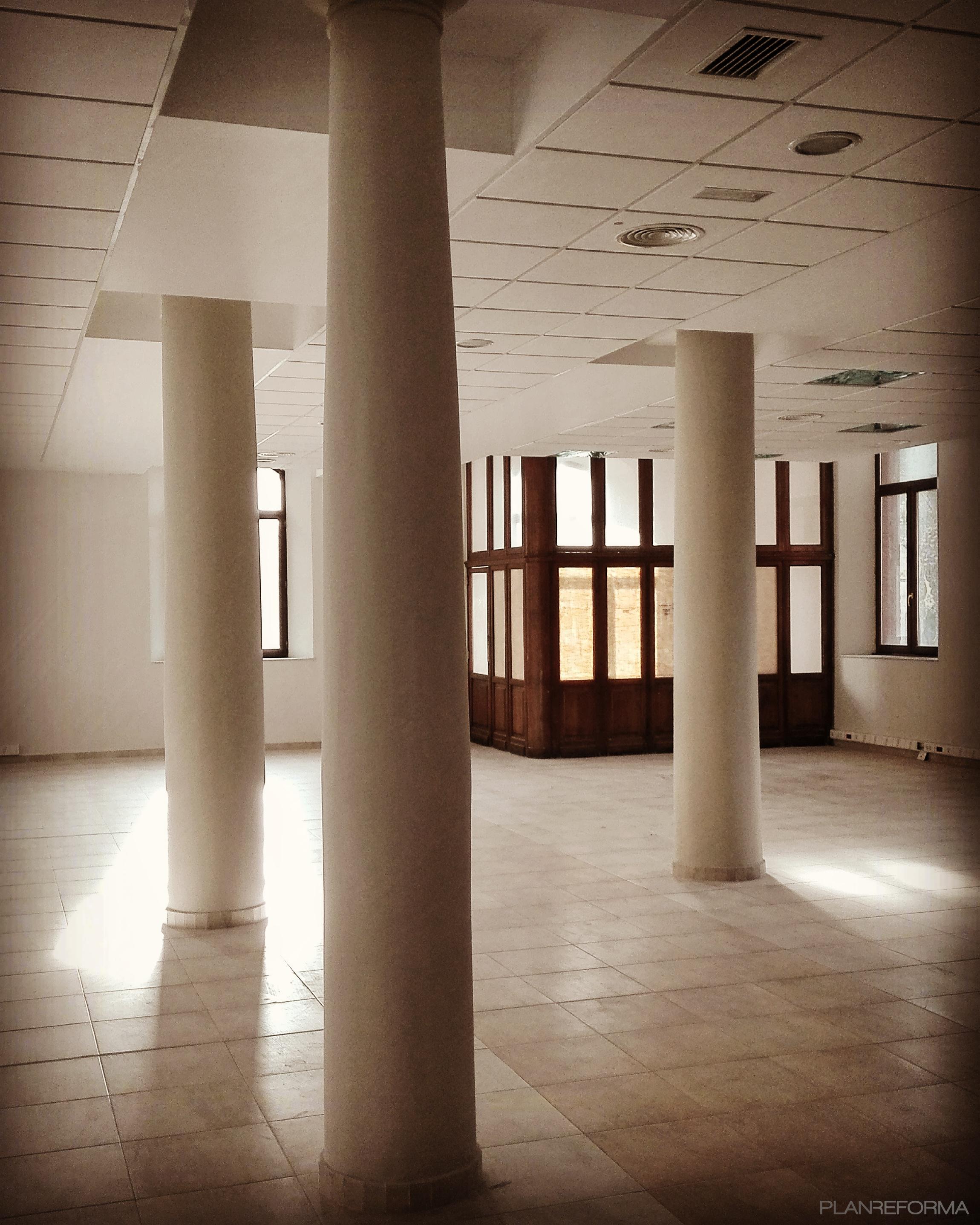 Sala de conferencias Estilo contemporaneo Color beige, blanco  diseñado por DAU arquitectos | Arquitecto 