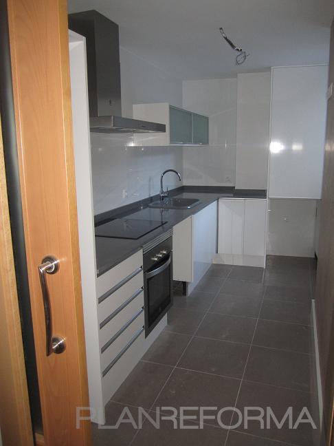 Cocina style contemporaneo color marron, blanco, gris, gris  diseñado por Raúl | Arquitecto Técnico 
