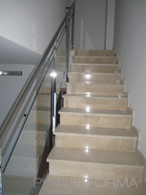 Escalera style contemporaneo color beige, blanco, plateado  diseñado por Raúl | Arquitecto Técnico 