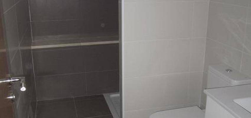 Baño style contemporaneo color blanco, gris, gris  diseñado por Raúl | Arquitecto Técnico 