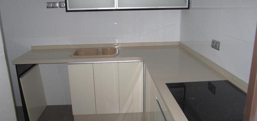 Cocina style contemporaneo color beige, marron, blanco  diseñado por Raúl | Arquitecto Técnico 