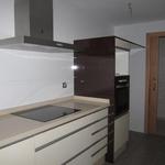 Cocina style contemporaneo color beige, marron, marron, blanco