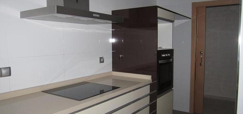 Cocina style contemporaneo color beige, marron, marron, blanco  diseñado por Raúl | Arquitecto Técnico 