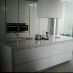 Cocina style contemporaneo color blanco, gris