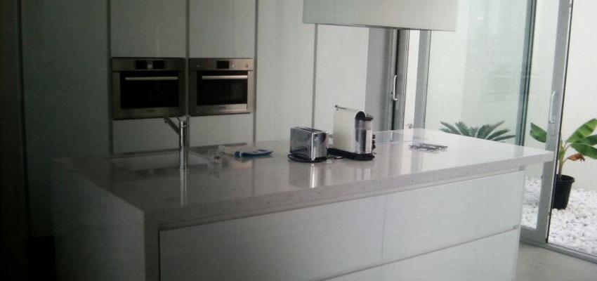 Cocina style contemporaneo color blanco, gris  diseñado por ana garcía | Interiorista 