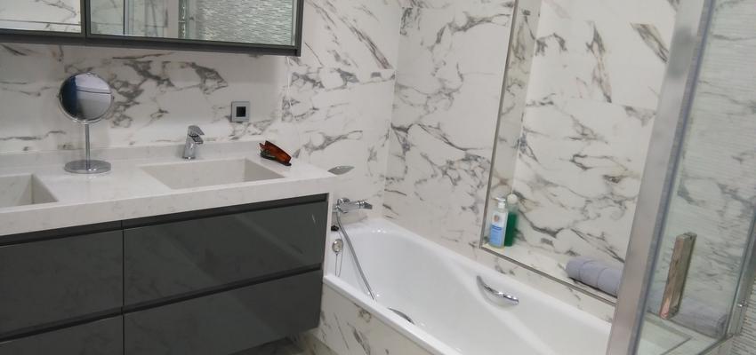 Baño Estilo moderno Color gris, gris oscuro  diseñado por Sergio | Reformista, constructor 