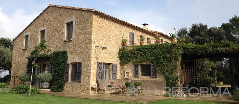Exterior, Jardin style rustico color beige, marron  diseñado por Proyectos, reformas y rehabilitación | Integrar Proyectos | Arquitecto 
