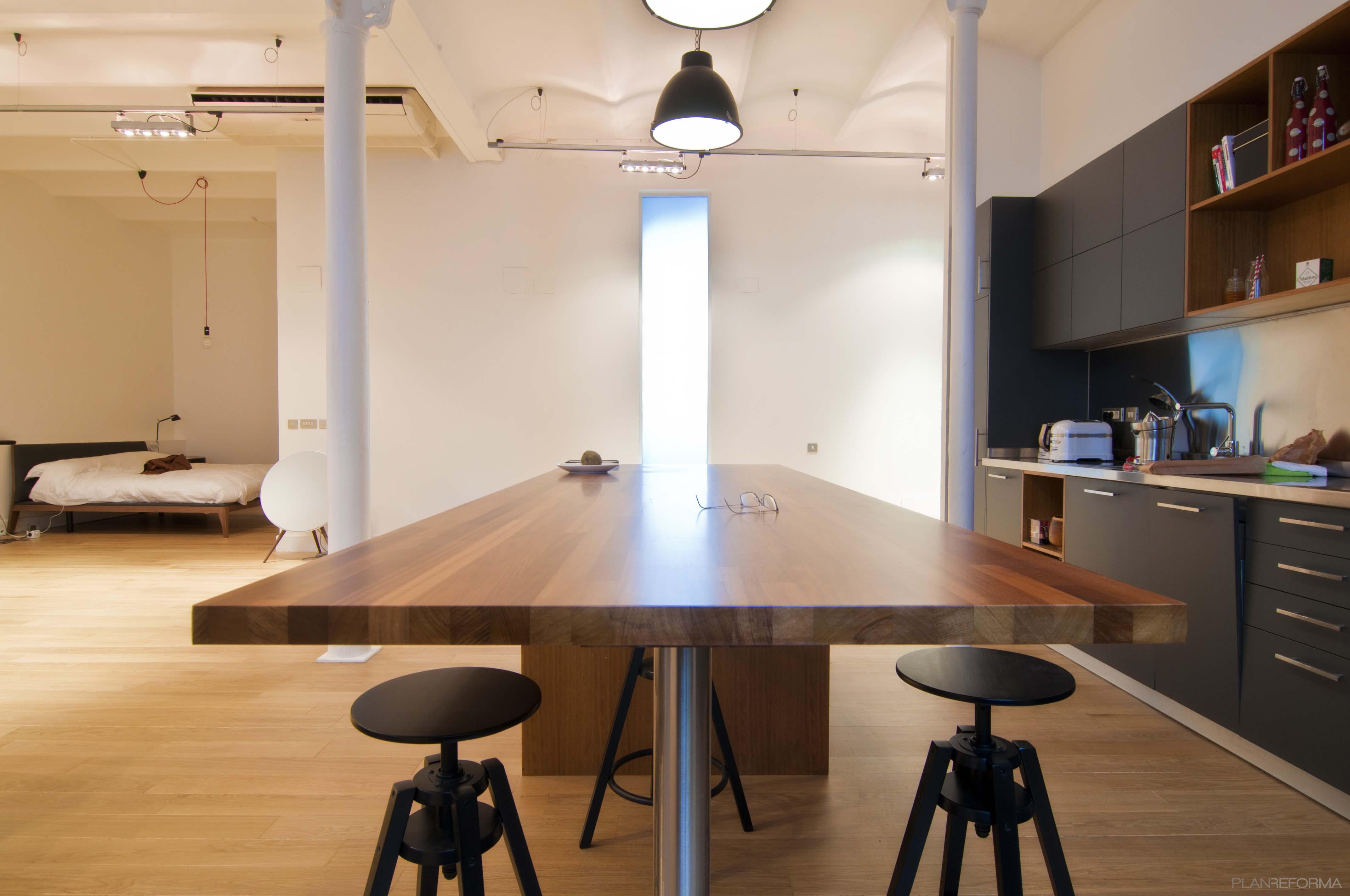 Dormitorio, Cocina, Loft style moderno color marron, blanco, gris, negro  diseñado por nordhom | Interiorista 
