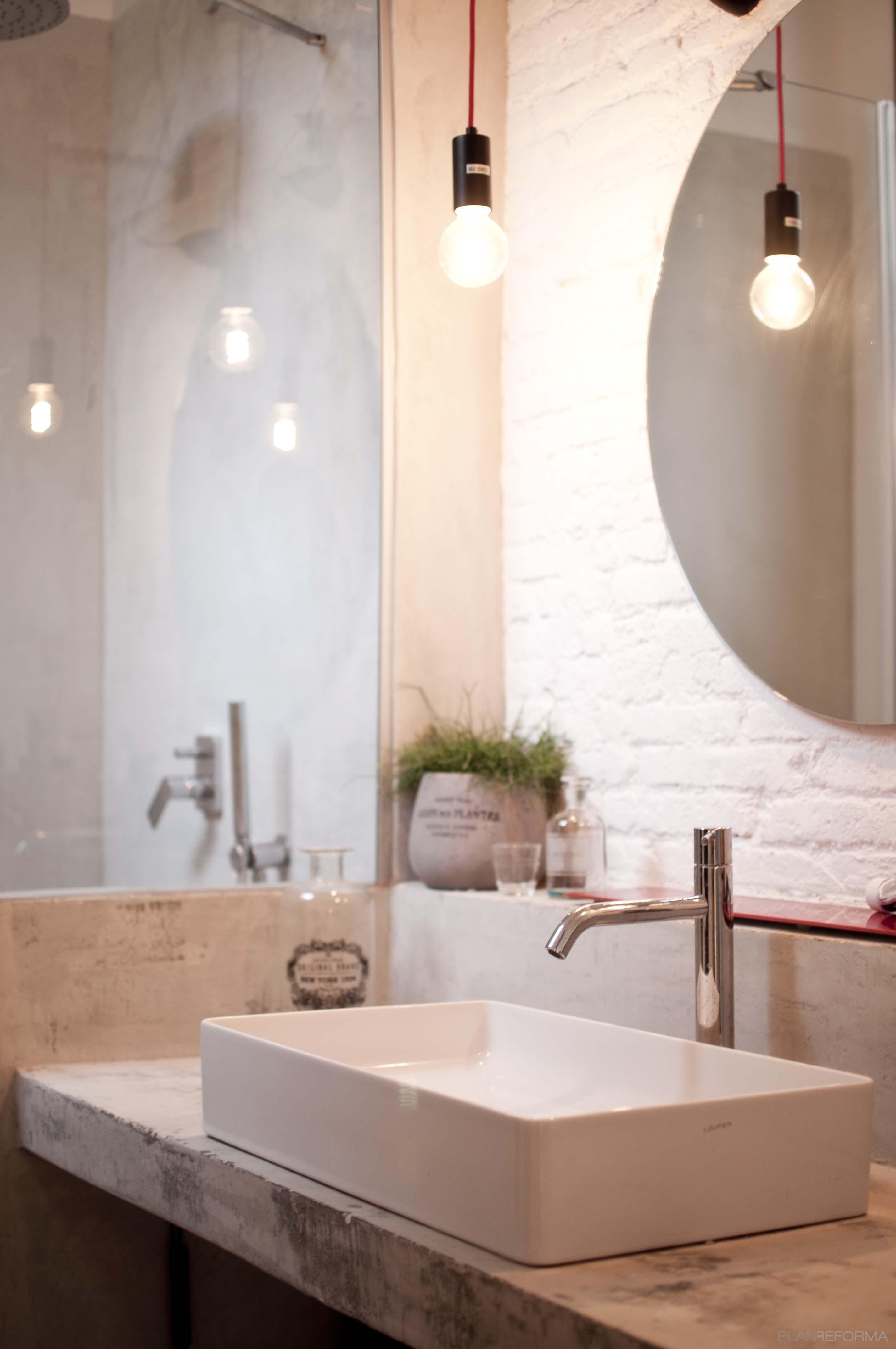 Baño style moderno color rojo, blanco, gris, negro  diseñado por nordhom | Interiorista 