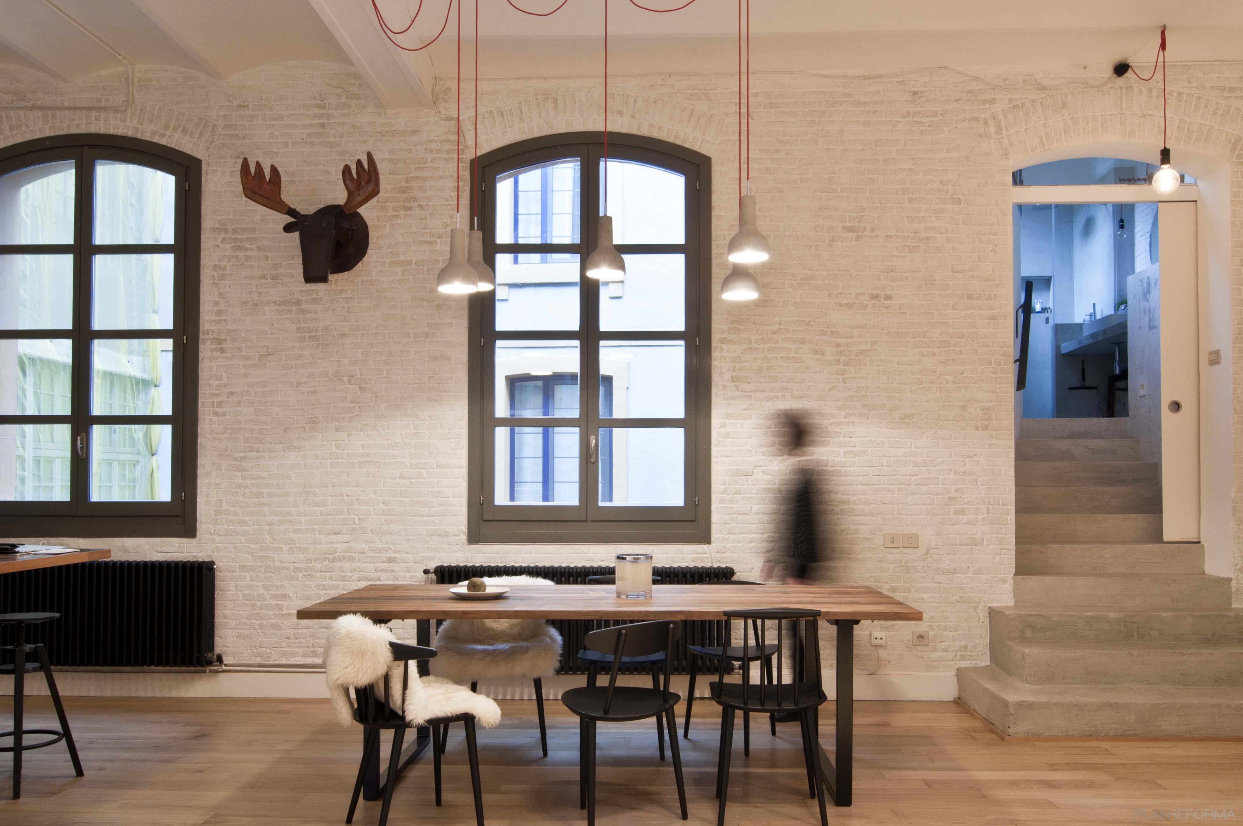 Baño, Comedor style moderno color rojo, marron, blanco, negro  diseñado por nordhom | Interiorista 