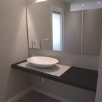 Baño style contemporaneo color beige, blanco, negro