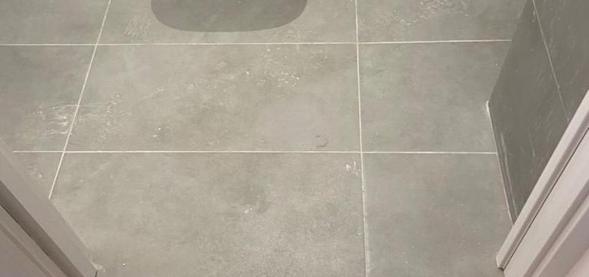 Baño Estilo contemporaneo Color amarillo, gris  diseñado por ada construct 2000 | Gremio | Copyright ada construct 2000