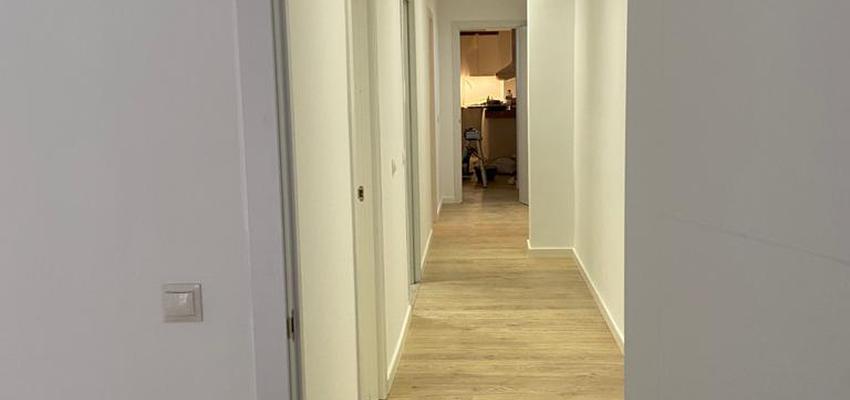 Pasillo Estilo contemporaneo Color ocre  diseñado por ada construct 2000 | Gremio | Copyright ada construct 2000