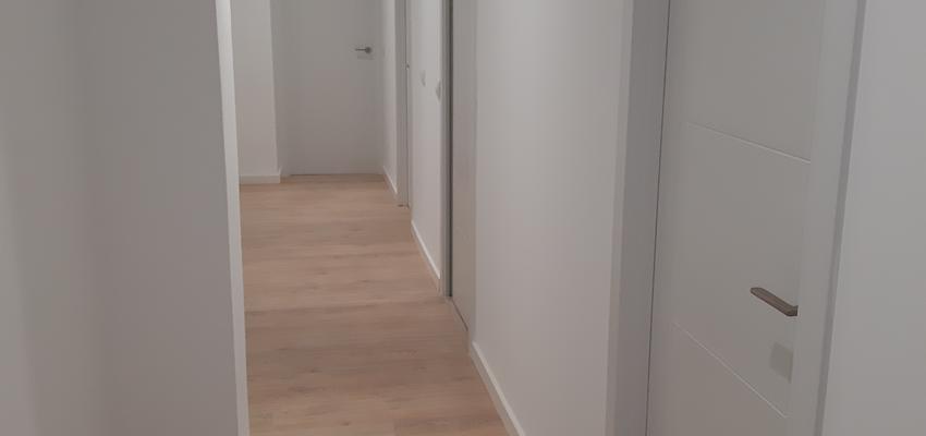 Pasillo Estilo contemporaneo Color amarillo  diseñado por ada construct 2000 | Gremio | Copyright ada construct 2000