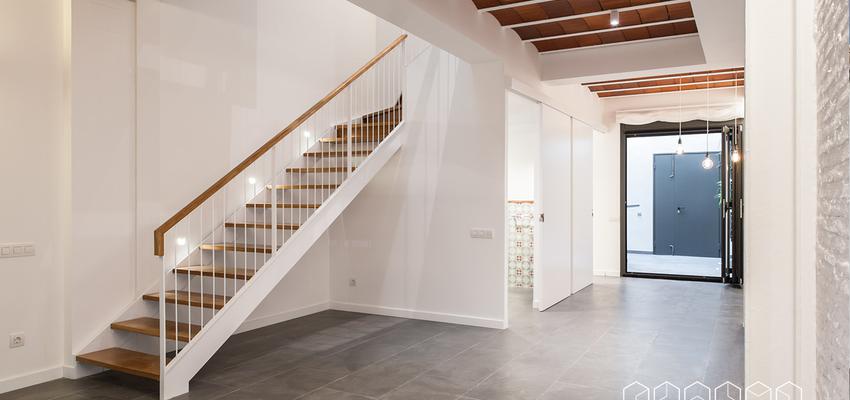Escalera Estilo moderno Color marron, blanco, gris  diseñado por Càmara Bonastre | Arquitecto | Copyright Càmara Bonastre