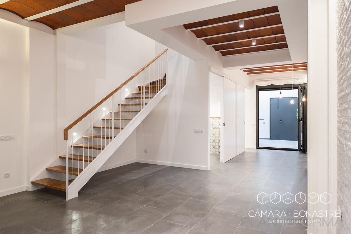 Escalera Estilo moderno Color marron, blanco, gris  diseñado por Càmara Bonastre | Arquitecto | Copyright Càmara Bonastre