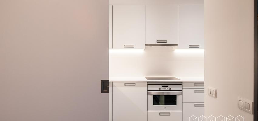 Cocina Estilo moderno Color blanco, gris, negro  diseñado por Càmara Bonastre | Arquitecto | Copyright Càmara Bonastre