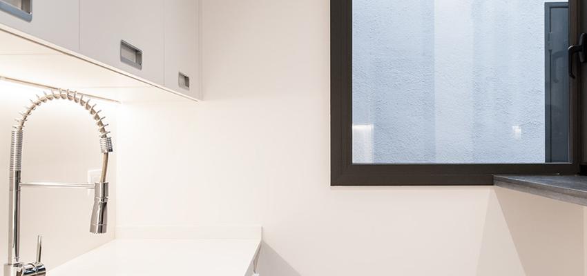 Cocina Estilo moderno Color blanco, gris, negro  diseñado por Càmara Bonastre | Arquitecto | Copyright Càmara Bonastre