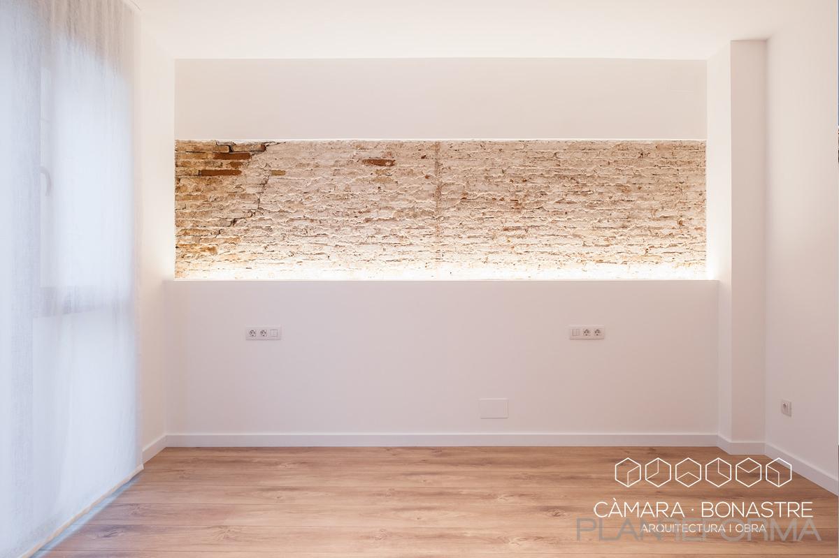 Dormitorio Estilo moderno Color beige, marron, blanco  diseñado por Càmara Bonastre | Arquitecto | Copyright Càmara Bonastre