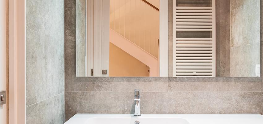 Baño Estilo moderno Color blanco, gris, gris  diseñado por Càmara Bonastre | Arquitecto | Copyright Càmara Bonastre