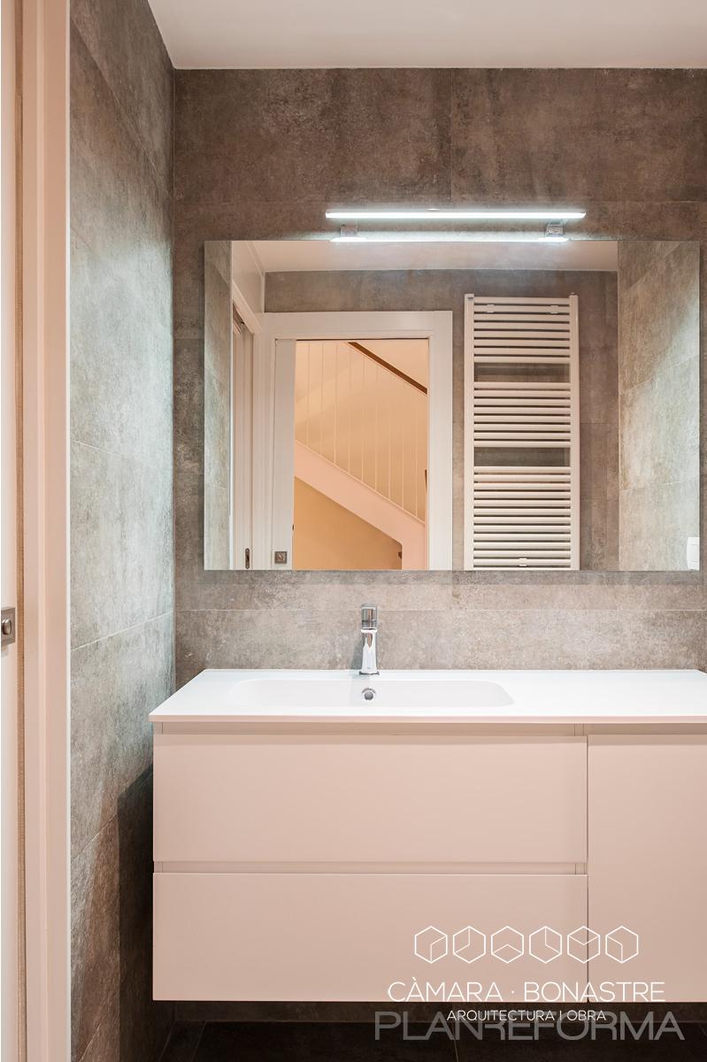 Baño Estilo moderno Color blanco, gris, gris  diseñado por Càmara Bonastre | Arquitecto | Copyright Càmara Bonastre