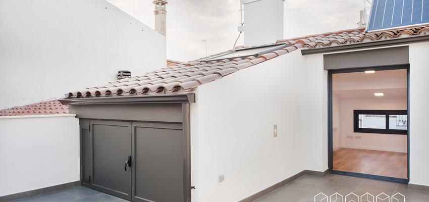 Terraza Estilo moderno Color blanco, gris, gris  diseñado por Càmara Bonastre | Arquitecto | Copyright Càmara Bonastre