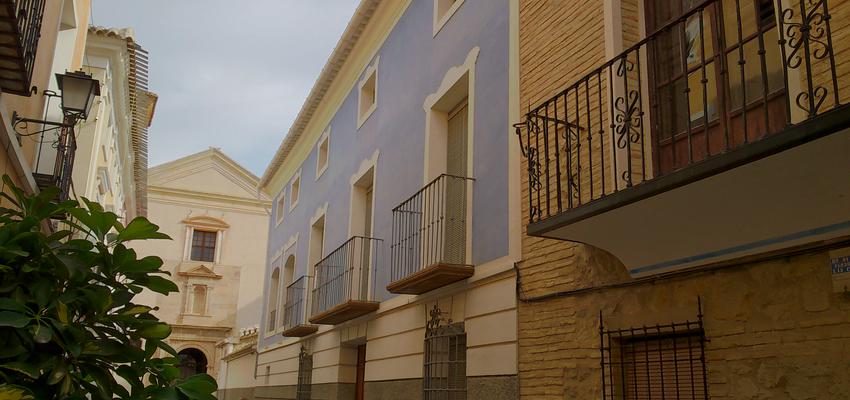 Exterior Estilo tradicional Color amarillo, azul cielo, beige  diseñado por Argen Edificacion,  tecnicas constructivas, direccion de obras y gestion | Gremio | Copyright Juan Miguel Martinez Blaya