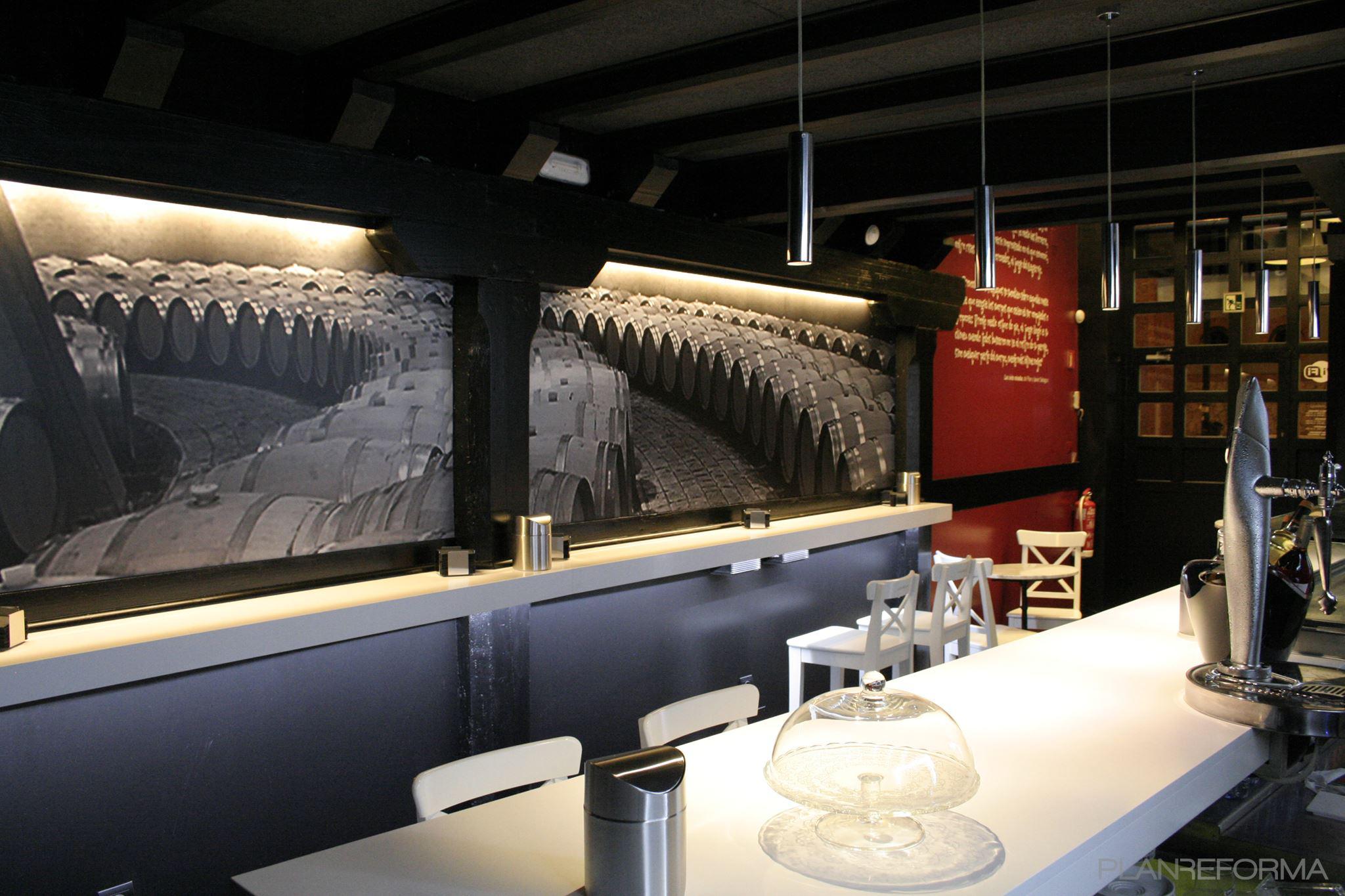 Bar style contemporaneo color rojo, blanco, gris, negro  diseñado por soluciones aústicas Integrales, s.l.l | Gremio 