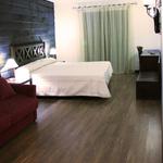 Dormitorio style tradicional color rojo, marron, blanco, gris