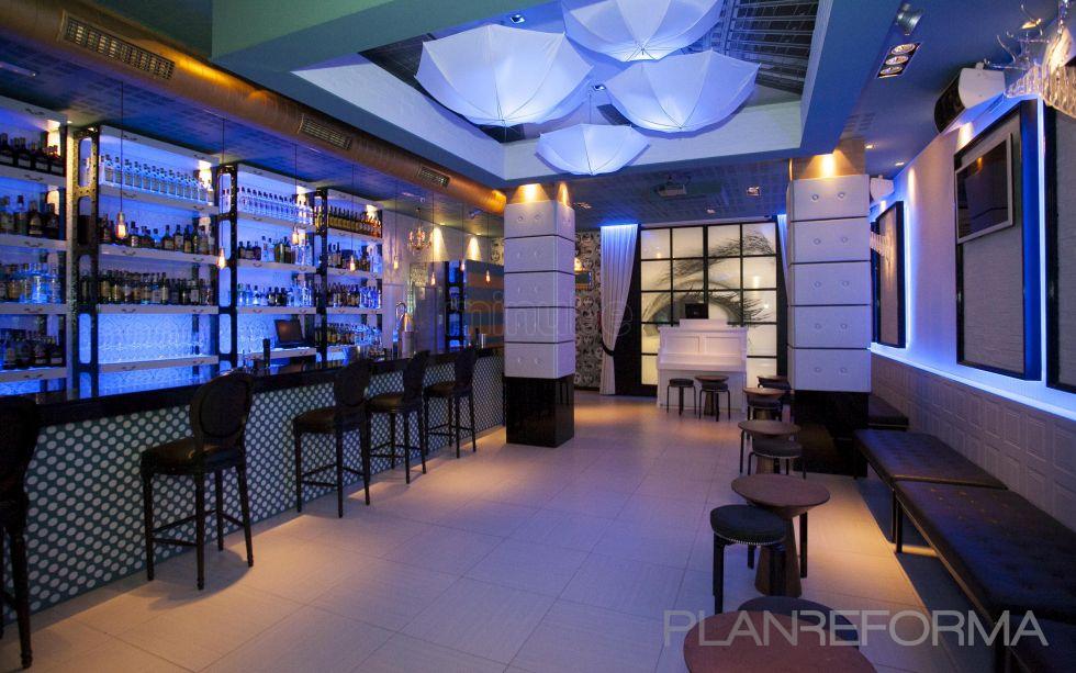 Bar style contemporaneo color azul, beige, marron, blanco, negro  diseñado por soluciones aústicas Integrales, s.l.l | Gremio 