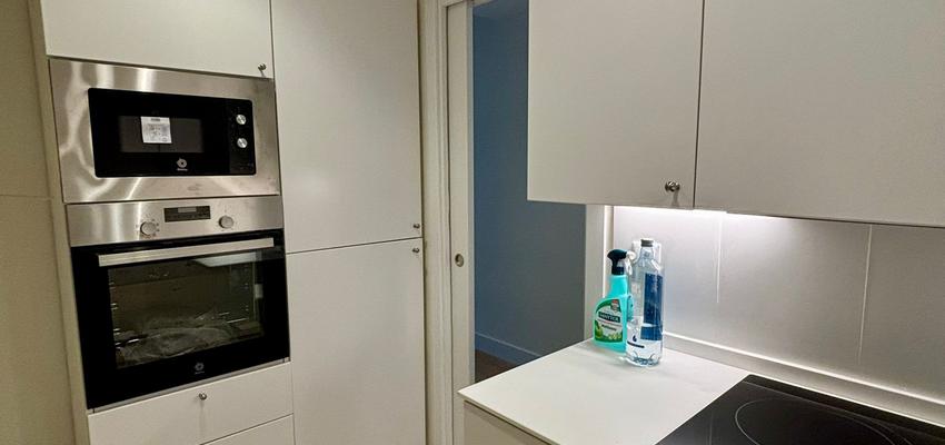 Cocina Estilo moderno Color blanco, gris oscuro, plateado  diseñado por Carbonell Reformas Alicante | Reformista, constructor 