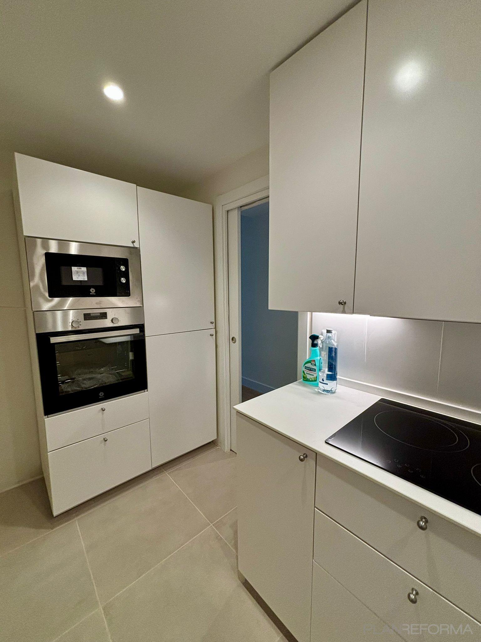 Cocina Estilo moderno Color blanco, gris oscuro, plateado  diseñado por Carbonell Reformas Alicante | Reformista, constructor 