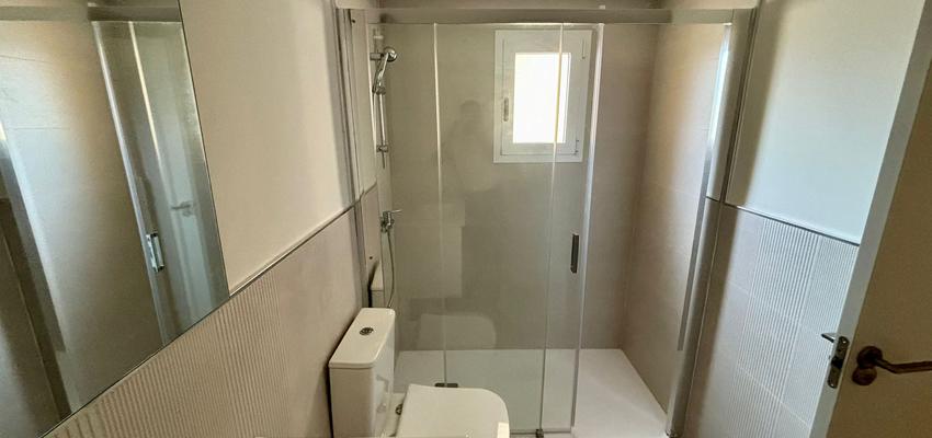 Baño Estilo moderno Color beige, gris oscuro, plateado  diseñado por Carbonell Reformas Alicante | Reformista, constructor 