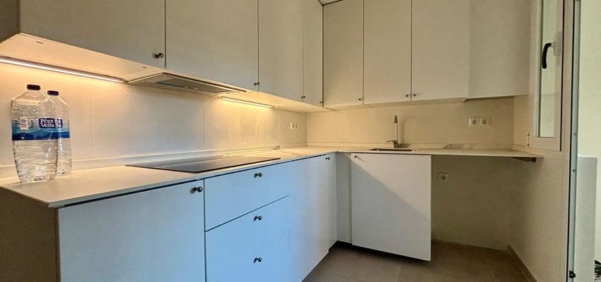 Cocina Estilo moderno Color blanco, bronce  diseñado por Carbonell Reformas Alicante | Reformista, constructor 