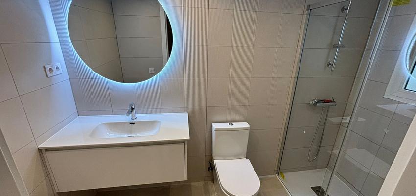 Baño Estilo moderno Color marron oscuro, plateado  diseñado por Carbonell Reformas Alicante | Reformista, constructor 