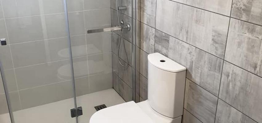 Baño Estilo clasico Color marron, violeta, marron  diseñado por Ivan Redondo | Gremio | Copyright Elisabet Navarro