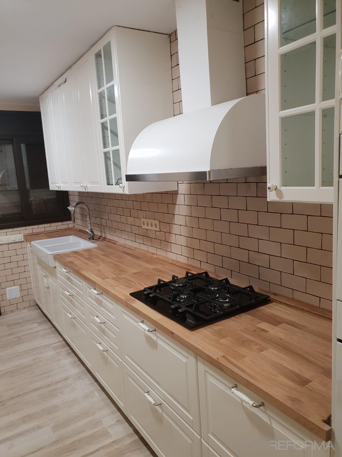 Cocina Estilo moderno Color rojo, rosa, marron