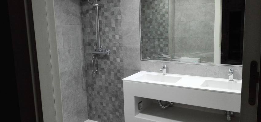 Baño Estilo clasico Color blanco, gris  diseñado por Dixert construcciones reformas y mantenimientos | Gremio | Copyright dixert