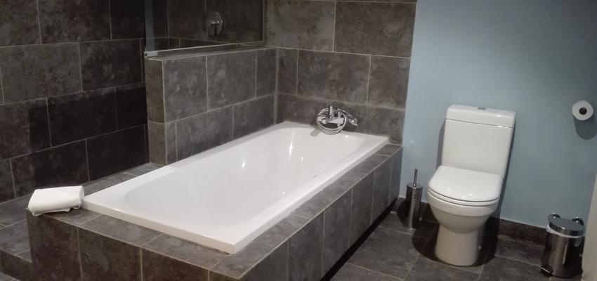 Baño Estilo moderno Color marron, blanco  diseñado por Dixert construcciones reformas y mantenimientos | Gremio | Copyright dixert