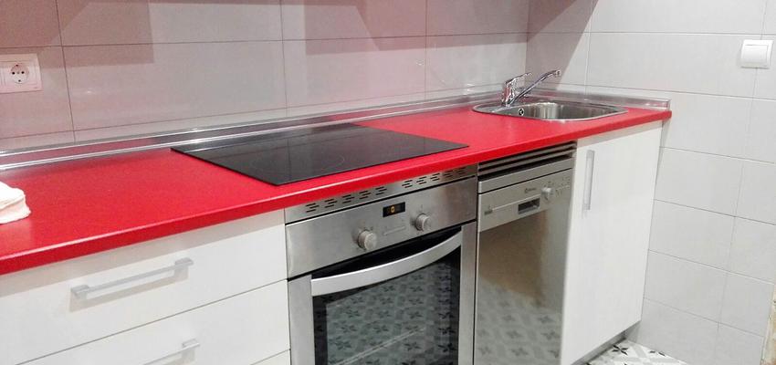 Cocina Estilo moderno Color rojo, blanco, gris  diseñado por Dixert construcciones reformas y mantenimientos | Gremio | Copyright dixert