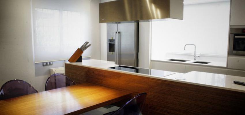 Cocina style contemporaneo color marron, blanco, gris, negro, plateado  diseñado por Joan Carles Gilabert Pellicer | Interiorista 