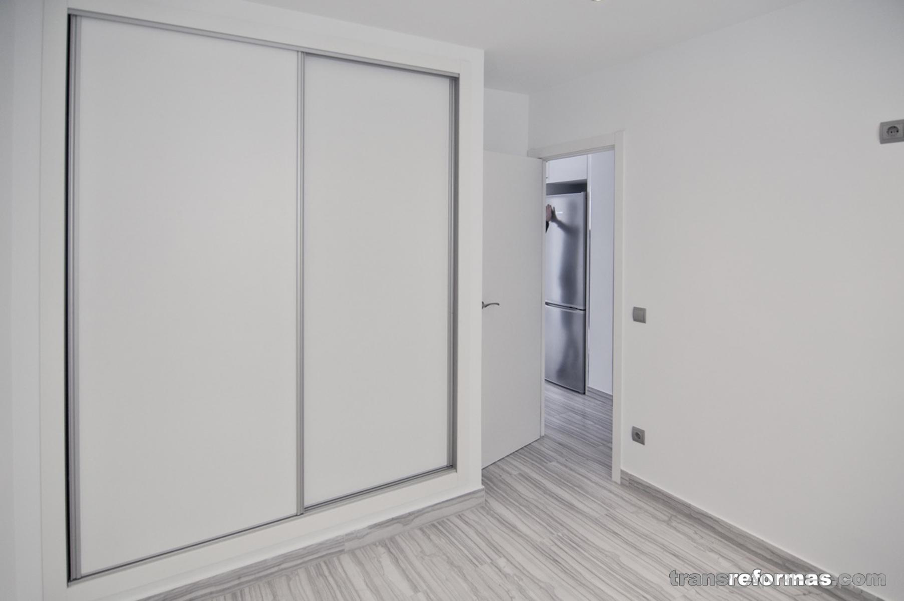 Dormitorio style moderno color blanco, gris  diseñado por transreformas.com | Gremio 