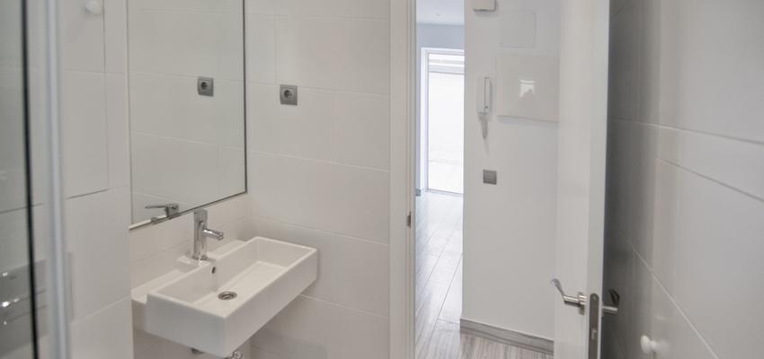 Baño style moderno color blanco, gris  diseñado por transreformas.com | Gremio 