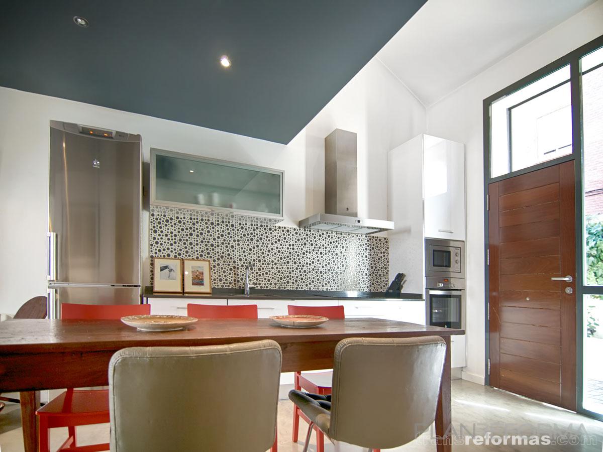 Cocina style moderno color marron, blanco, gris  diseñado por transreformas.com | Gremio 