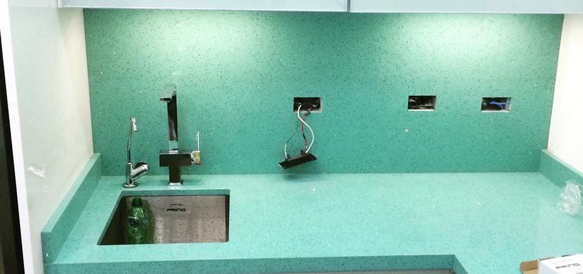 Cocina, Oficina Estilo moderno Color turquesa  diseñado por Juan Carlos blanca Mata | Reformista, constructor | Copyright si