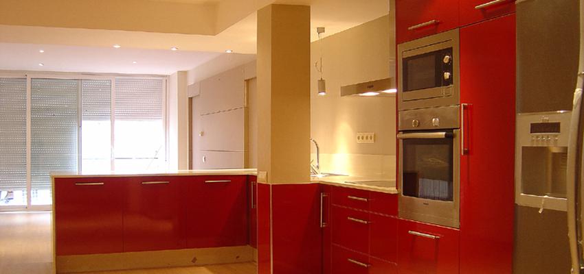 Cocina style moderno color rojo, plateado  diseñado por El Detall Arquitectura i Execució | Gremio 