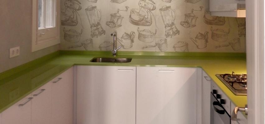 Cocina style moderno color verde, plateado  diseñado por El Detall Arquitectura i Execució | Gremio 