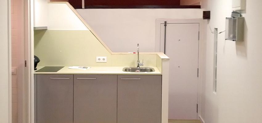 Loft style moderno color ocre, blanco, plateado  diseñado por El Detall Arquitectura i Execució | Gremio 